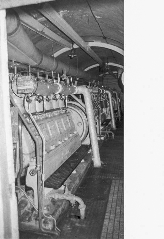 Ligne Maginot - MONTE GROSSO (MG) - E02 - (Ouvrage d'artillerie) - L'usine électrique: les moteurs avaient encore leur ardoise témoignant de la date de leur dernier entretien par le Génie de Sospel - 1983 - Alain LOVINY