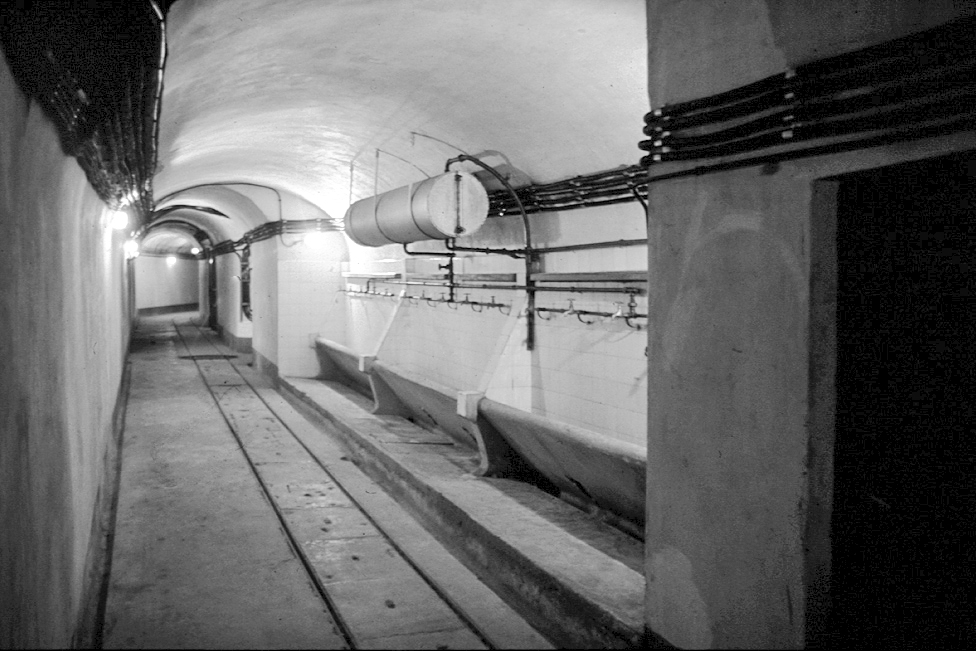 Ligne Maginot - AGAISEN (AN) - E03 - (Ouvrage d'artillerie) - Les lavabos dans une galerie - LOVINY Alain