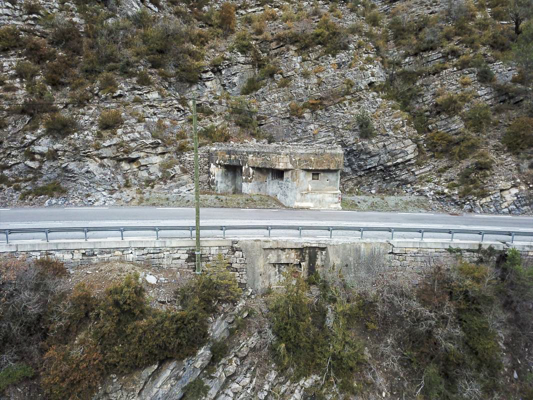 Ligne Maginot - E6 - TOURNEFORT (Casemate d'infanterie) - La casemate et son créneau sous la route - ELLENA - CUNY