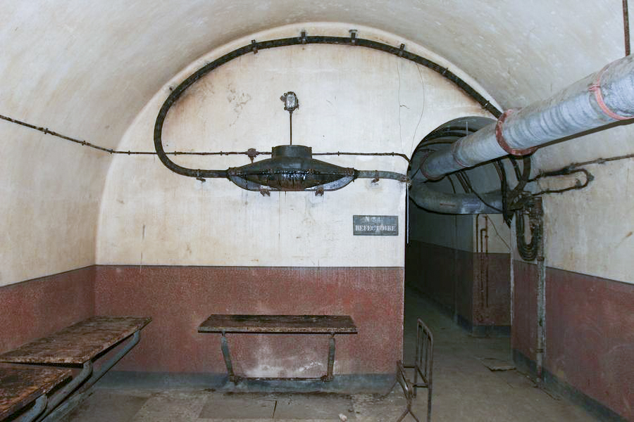 Ligne Maginot - BOIS d'ESCHERANGE - X3 (Quartier Kanfen - I/169°RIF) ( Abri ) - Un second refectoire dans la galerie.
Noter le passage de l'alimentation électrique provenant de l'ouvrage voisin. - ZEIG Marc - Col  HUYGEN Georges