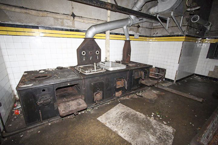 Ligne Maginot - HAUT POIRIER - (Ouvrage d'infanterie) - La cuisine
Cuisinière Arthur-Martin mixte fuel et charbon - GRAMI