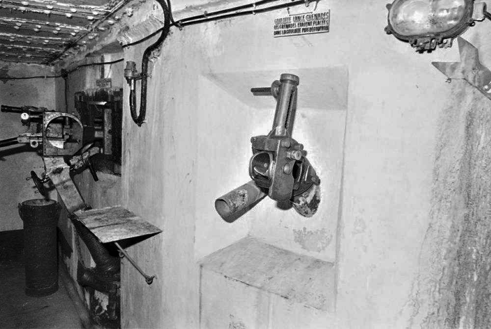 Ligne Maginot - SAINT ROCH (SHR) - (Ouvrage d'artillerie) - Bloc 4, 
La goulotte lance grenade en position de chargement
A l’arrière plan, le jumelage de mitrailleuses Reibel MAC 31 - LOVINY Alain
