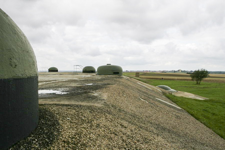Ligne Maginot - BOIS DU FOUR - A5 - (Ouvrage d'infanterie) - Les cloches en superstructure
La tourelle est en contrebas à droite - HUYGEN Georges