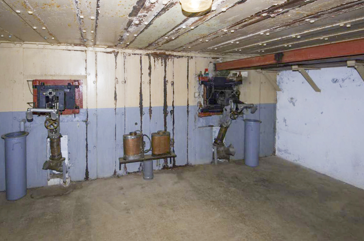 Ligne Maginot - BOIS DU FOUR - A5 - (Ouvrage d'infanterie) - Chambre de tir Est 
JM + JM/AC - AURET Vincent
