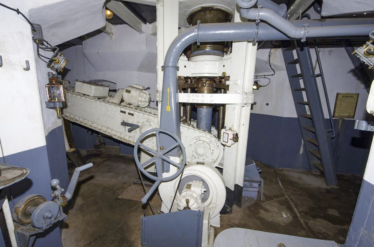 Ligne Maginot - BOIS DU FOUR - A5 - (Ouvrage d'infanterie) - Tourelle de mitrailleuses
Ventilateur et balancier de l’étage inférieur - AURET Vincent
