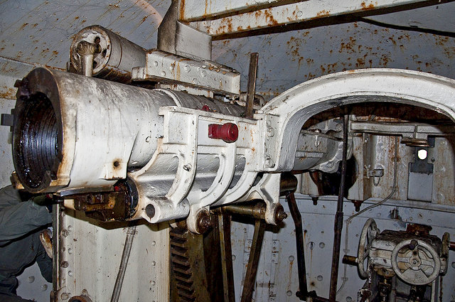 Ligne Maginot - MONTE GROSSO (MG) - E02 - (Ouvrage d'artillerie) - Bloc 5 
Tourelle de 75 mle 33
Vue de l'un des tubes - Charonek