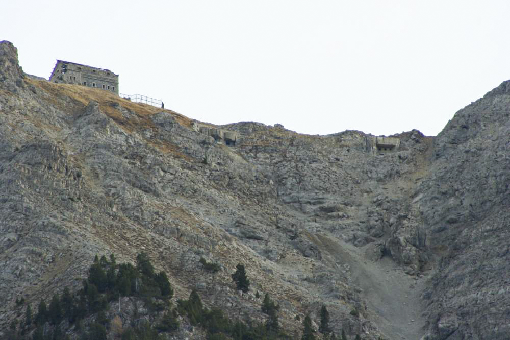 Ligne Maginot - JANUS - (Ouvrage d'artillerie) - Bloc 2 et bloc 3 vu du fond de la vallée - J-M. JOLAS