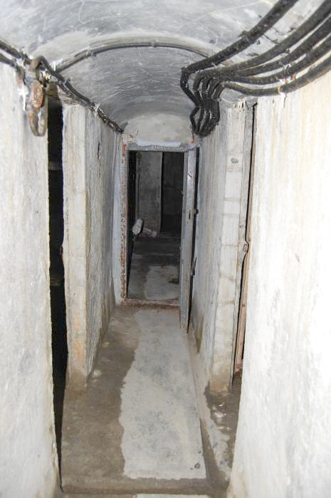 Ligne Maginot - ANCIEN CAMP - (Abri) - Couloir nord
À gauche cuisine, à droite vivres de réserve, à l'arrière-plan chambre pour hommes - Michal Prasil