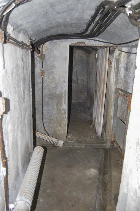 Ligne Maginot - ANCIEN CAMP - (Abri) - À droite dortoir pour hommes, à l'arrière-plan central téléphonique - Michal Prasil