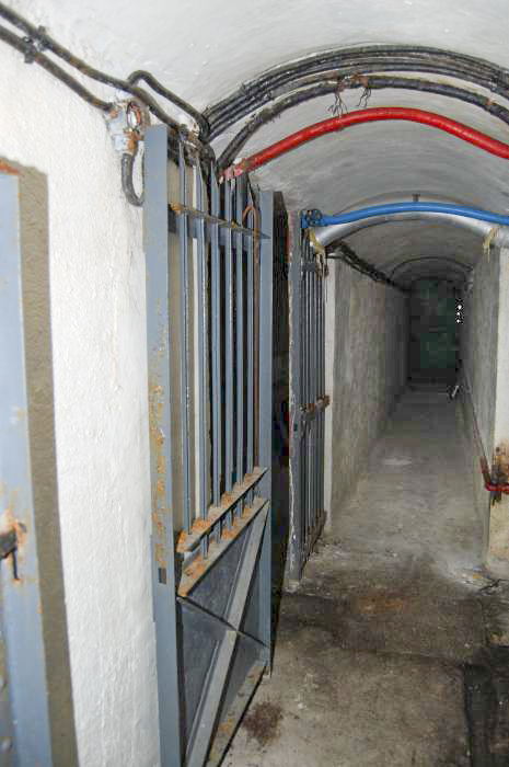 Ligne Maginot - ANCIEN CAMP - (Abri) - Couloir sud; à gauche usine - Michal Prasil