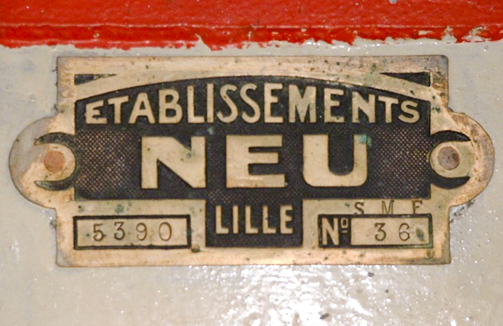 Ligne Maginot - Observatoire d'artillerie de Cattenom - Ventilation
Plaque constructeur portant la référence du constructeur et celle du Service des Matèriels de la Fortification (SMF)