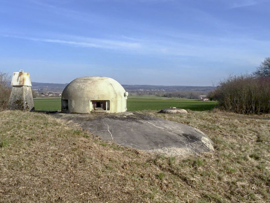 Ligne Maginot - CATTENOM - O20 - (Observatoire d'artillerie) - La cloche GFM conjuguée et la cloche VP à l'arrière plan - NOEL Yves - AOM 22 juin