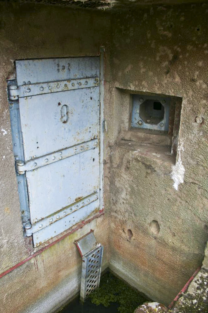 Ligne Maginot - CATTENOM - O20 - (Observatoire d'artillerie) - Entrée de l'observatoire
Noter la passerelle d'accès et le créneau FM de défense rapprochée - Michel Teiten