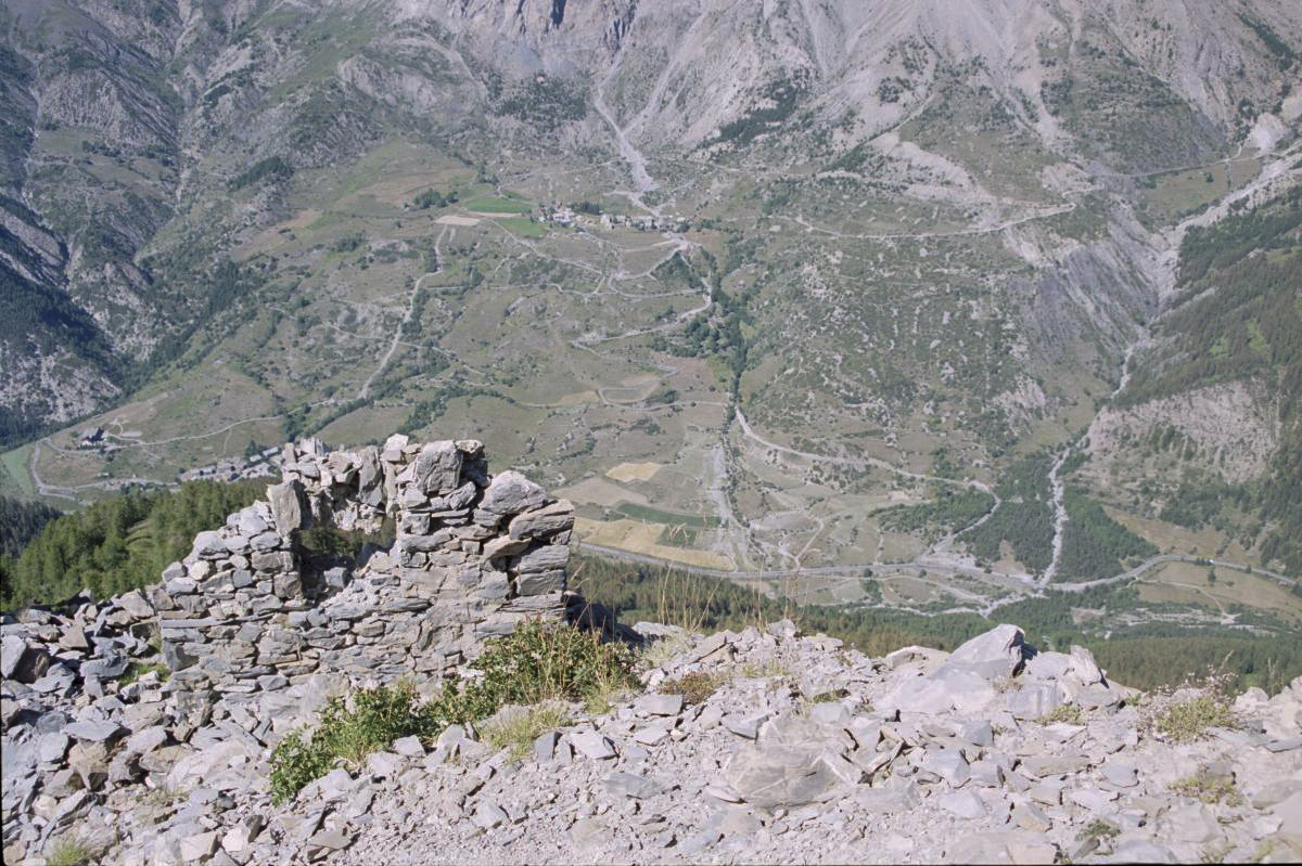 Ligne Maginot - LA DUYERE 1 - (Observatoire d'artillerie) - État 2005, à l'arrière-plan St. Ours - Michal Prasil