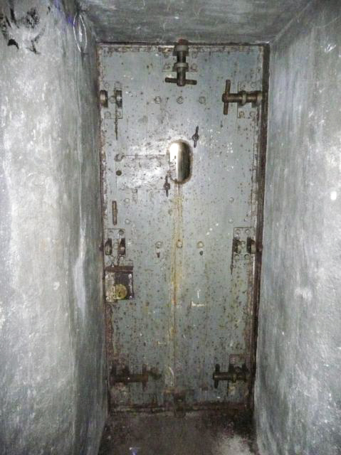 Ligne Maginot - PLATE LOMBARDE - (Ouvrage d'infanterie) - Issue de secours
Porte blindée - ARMAND Patrick