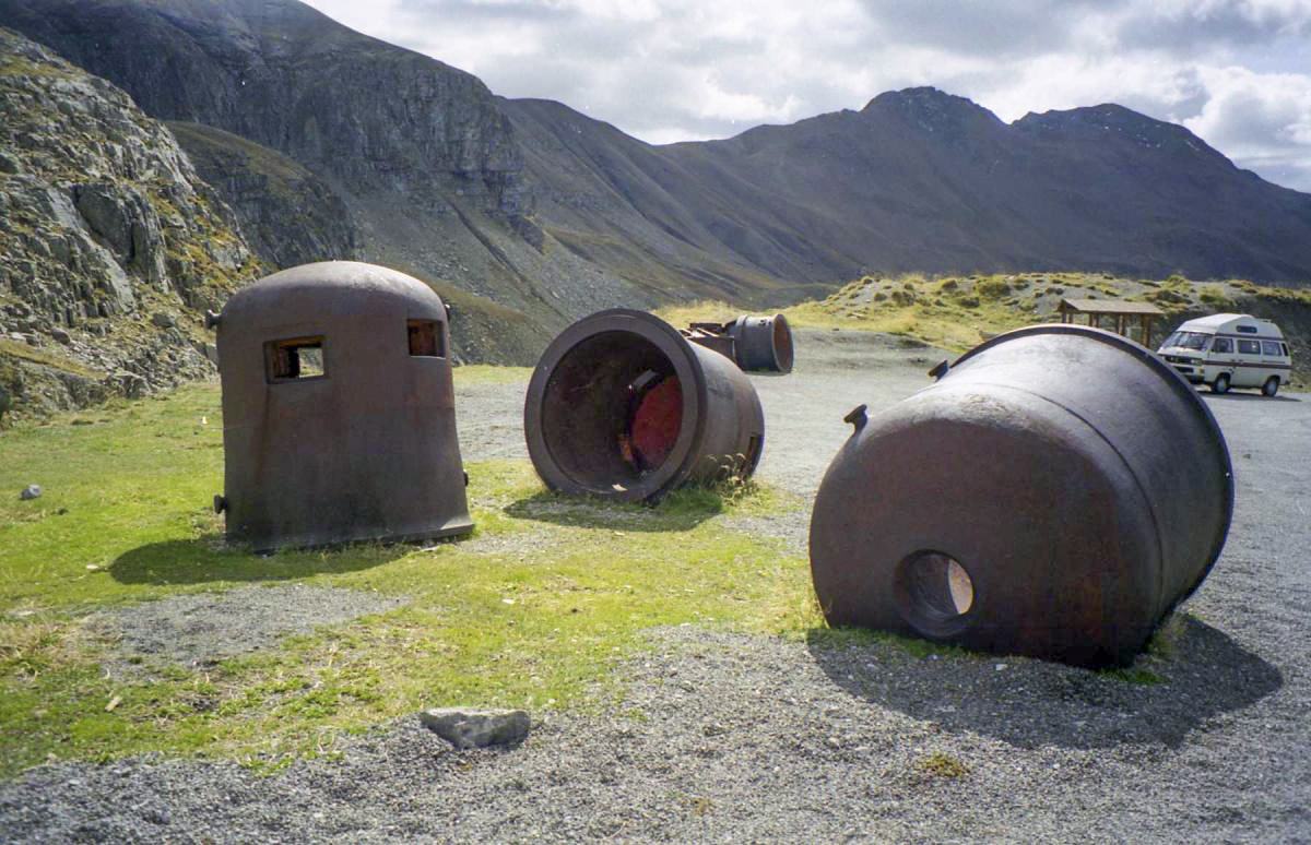 Ligne Maginot - CAMP de RESTEFOND (Casernement) - Cloche LG à droite, GFM type A à gauche