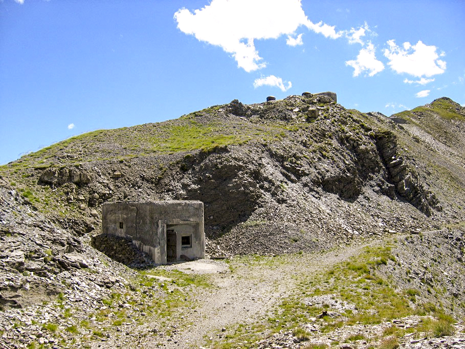 Ligne Maginot - GRANGES COMMUNES - (Ouvrage d'infanterie) - Bloc 1
Vue d'ensemble, le bloc d'entrée est au premier plan - FORNERIS Serge
