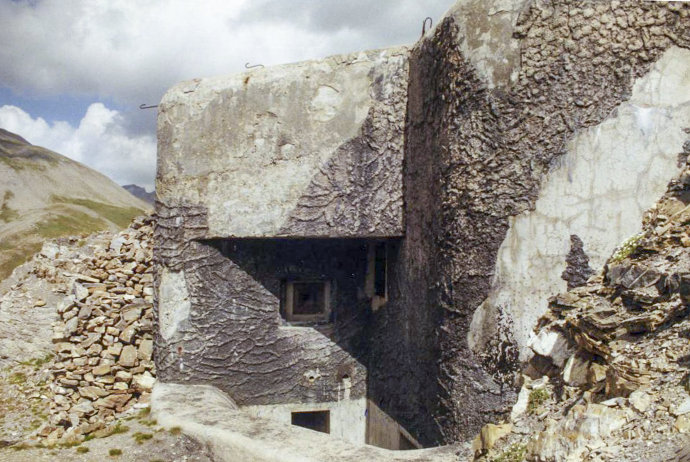 Ligne Maginot - GRANGES COMMUNES - (Ouvrage d'infanterie) - Bloc 2
Le créneau pour fusil mitrailleur et la prise d'air sur la droite.
Une issue de secours débouche dans le fossé - Pascal LAMBERT