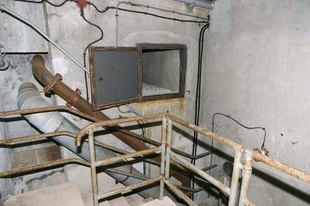 Ligne Maginot - GRANGES COMMUNES - (Ouvrage d'infanterie) - Bloc 2
Le système de prise d'air de l'ouvrage à droite; sur la gauche, les tuyaux d'évacuation de l'air vicie et des gaz d'échappement aboutissant dans la cheminée d'évacuation - ZEIG Marc