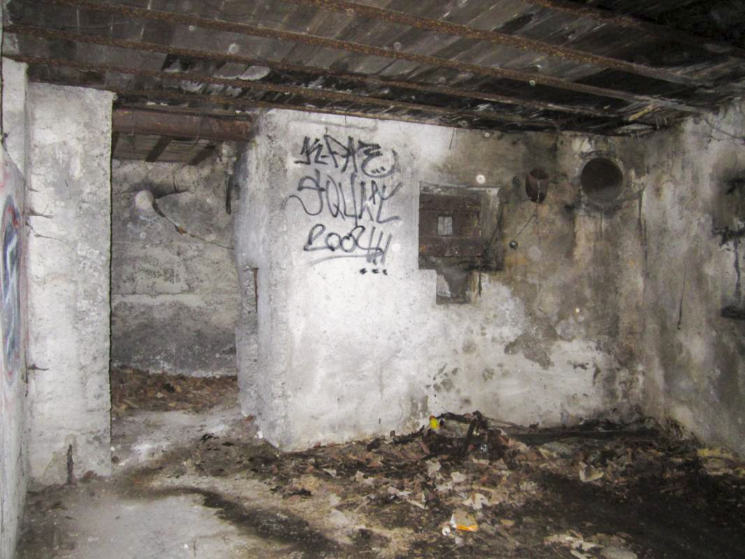 Ligne Maginot - 3 - UNTERJAEGERHOF - ROUTE DU WALDHOF - (Casemate d'infanterie - Simple) - Entrée dans la chambre de tir gauche - Les Gardiens du Rhin