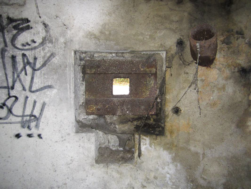 Ligne Maginot - 3 - UNTERJAEGERHOF - ROUTE DU WALDHOF - (Casemate d'infanterie - Simple) - Chambre de tir gauche, créneau FM de défense de l'entrée et goulotte LG - Les Gardiens du Rhin
