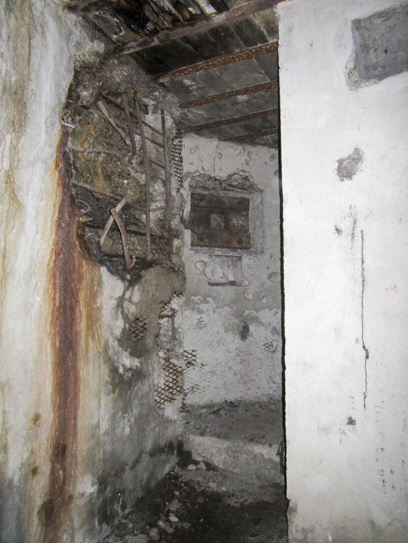 Ligne Maginot - 3 - UNTERJAEGERHOF - ROUTE DU WALDHOF - (Casemate d'infanterie - Simple) - Chambre de tir FM nord-ouest. Au centre, créneau ouest. A gauche, un impact suite a un obus tiré à travers le créneau nord - Les Gardiens du Rhin