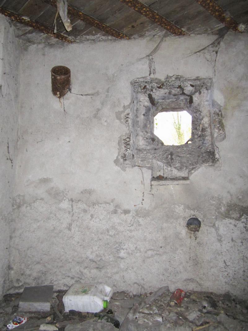 Ligne Maginot - 3 - UNTERJAEGERHOF - ROUTE DU WALDHOF - (Casemate d'infanterie - Simple) - Chambre de tir FM nord-ouest, créneau nord et goulotte LG (la plaque intérieur a été arrachée par un tir dans le créneau) - Les Gardiens du Rhin