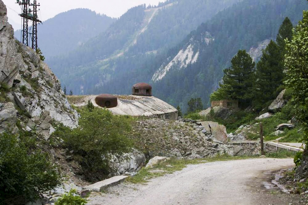 Ligne Maginot - LAVOIR - (Ouvrage d'artillerie) - L'entrée munitions et le blockhaus LAVOIR 1 visible à l'arrière plan - ZEIG Marc