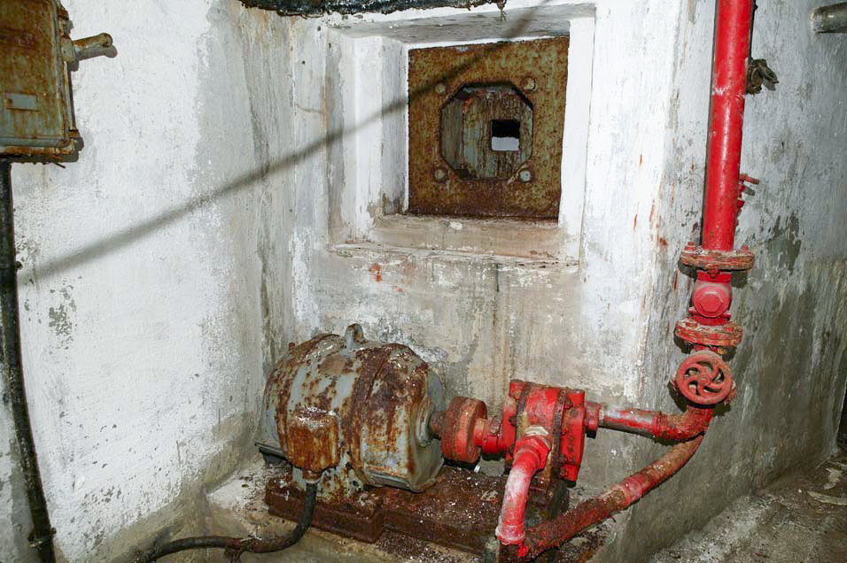 Ligne Maginot - LAVOIR - (Ouvrage d'artillerie) - Entrée munitions
Créneau FM de défense intérieure et pompe pour remonter le gasoil jusqu'aux citernes 97 m plus haut - ZEIG Marc