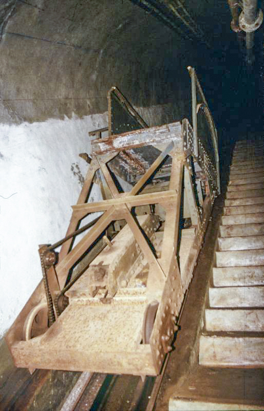 Ligne Maginot - LAVOIR - (Ouvrage d'artillerie) - Plan incliné 
Le chariot permettant le transport des wagonnets - PRASIL Michal