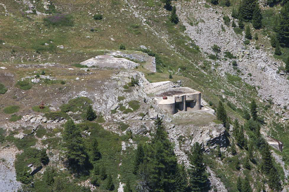 Ligne Maginot - LAVOIR - (Ouvrage d'artillerie) - Bloc 1
Le bloc cheminée est visible à l'arrière plan - ZEIG Marc