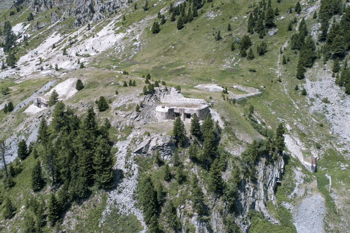 Ligne Maginot - LAVOIR - (Ouvrage d'artillerie) - Vue aérienne générale depuis l'Est
De droite à gauche : entrée hommes, B1, bloc cheminée, B2, B3, B5 - Hubert DURLEWANGER