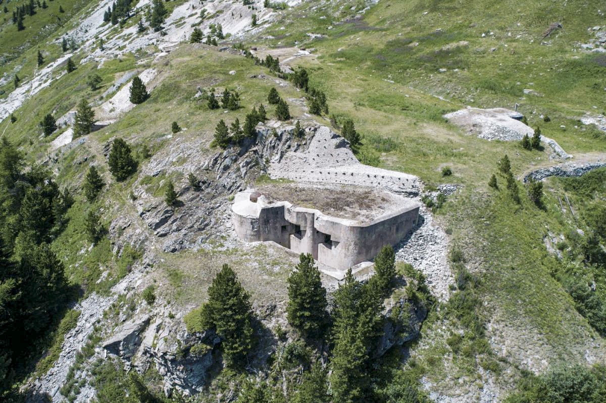 Ligne Maginot - LAVOIR - (Ouvrage d'artillerie) - Bloc 1 et bloc cheminée
Les blocs 2, 3 et 5 se devinent à l'arrière plan - Hubert DURLEWANGER
