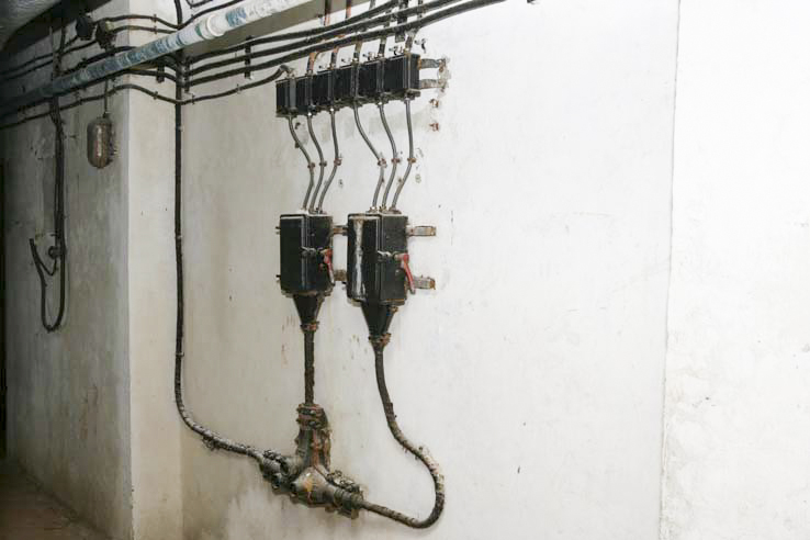 Ligne Maginot - LAVOIR - (Ouvrage d'artillerie) - Bloc 5
Etage inférieur
La distribution de l'éclairage du bloc - ZEIG Marc
