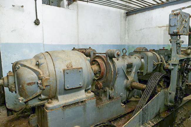 Ligne Maginot - LAVOIR - (Ouvrage d'artillerie) - Plan incliné
Treuil du monte-wagonnet - ZEIG Marc