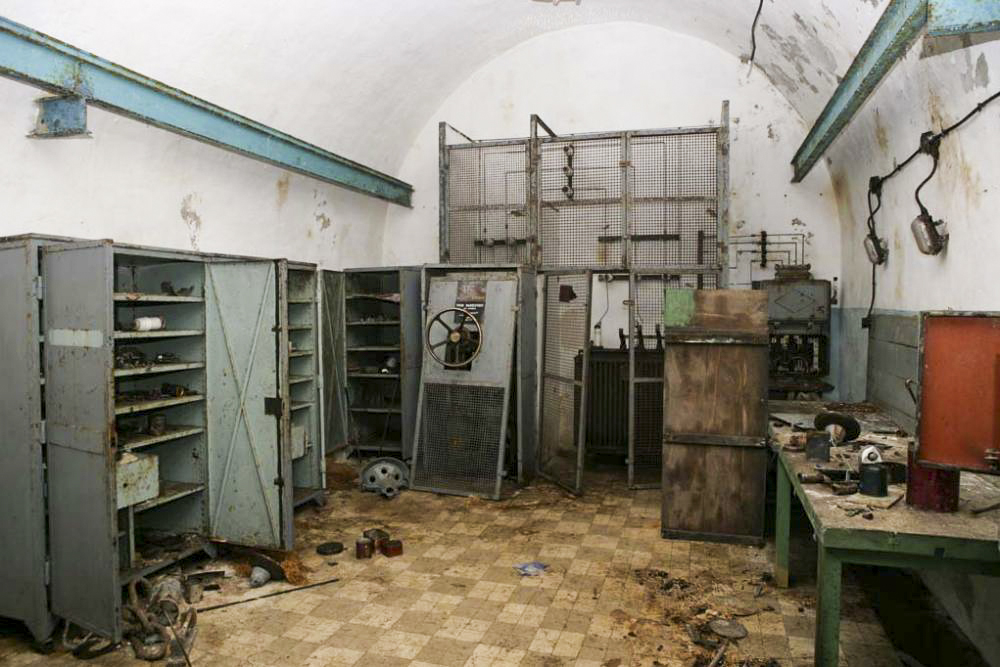 Ligne Maginot - LAVOIR - (Ouvrage d'artillerie) - Atelier du Génie
Au fond le poste de transformation de l'ouvrage, alimenté par le réseau civil - ZEIG Marc