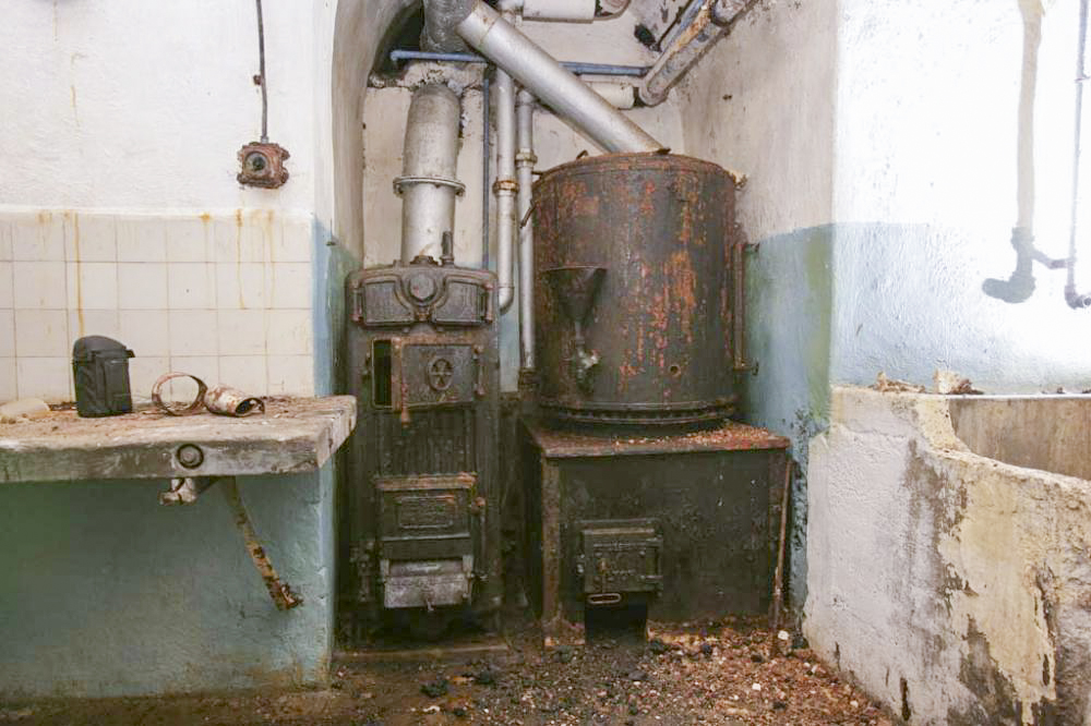Ligne Maginot - LAVOIR - (Ouvrage d'artillerie) - La cuisine
Chaudière Fouché et percolateur Moyse & Verne fonctionnant au charbon - ZEIG Marc