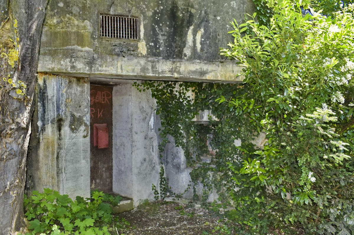 Ligne Maginot - 27/3 - FRIESENHEIM - (Casemate d'infanterie - Double) - Entrée et son créneau de défense. - FROEHLY Daniel