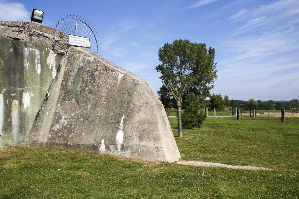 Ligne Maginot - Blockhaus CB8 - Sentzich - On notera le mur d'aile raccourci, le fossé comblé, le rocaillage supprimé, et la présence d'une aire de jeux pour enfants. - www.arnaultjl-photo.com