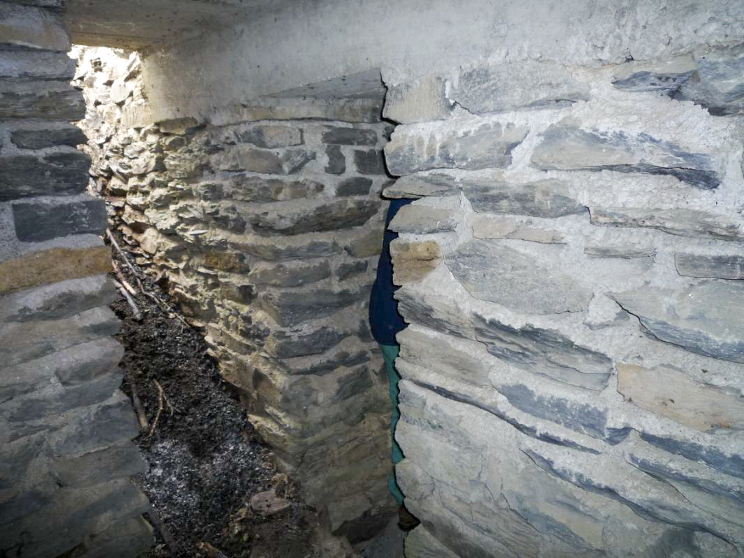 Ligne Maginot - VILLAROGER - HARICOT SUD 1 - (Blockhaus pour arme infanterie) - Entrée à gauche, chambre de tir à droite. Photo prise du petit local arrière - Alain Perouffe