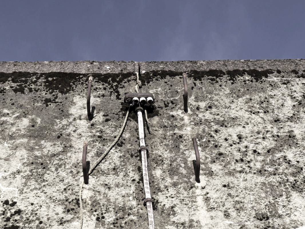 Ligne Maginot - BREHAIN OUEST (C2 DE L'OUVRAGE DE BREHAIN) - (Casemate d'infanterie - Simple) - L'alimentation électrique en façade depuis le transformateur extérieur du CENE.
NB : le câble a été remplacé après guerre - Sylvie Laure LAMBERT
