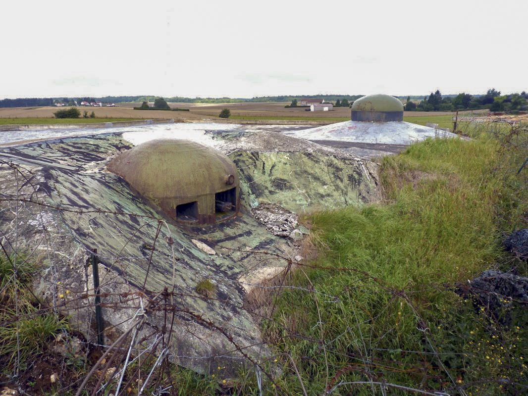 Ligne Maginot - BREHAIN OUEST (C2 DE L'OUVRAGE DE BREHAIN) - (Casemate d'infanterie - Simple) - La cloche JM et la cloche GFM à l'arrière plan - JMBrams