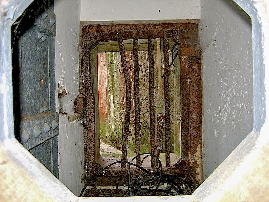 Ligne Maginot - BREHAIN OUEST (C2 DE L'OUVRAGE DE BREHAIN) - (Casemate d'infanterie - Simple) - L'issue de secours débouchant dans le fossé - Sylvie Laure LAMBERT