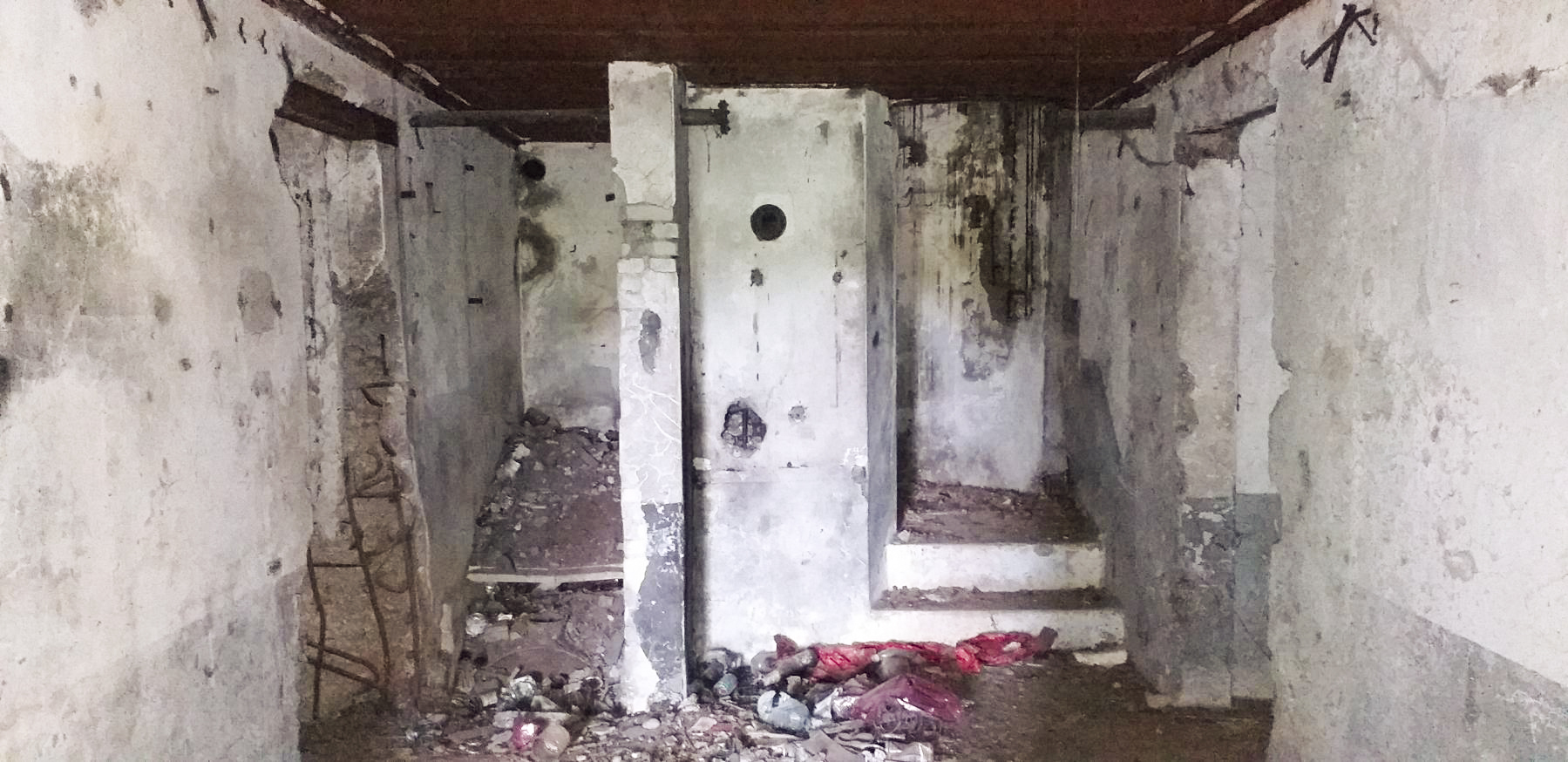 Ligne Maginot - 27BIS/3 - OBERWEIDT - (Casemate d'infanterie - double) - Local de l'entrée. À gauche WC, à droite puits de la cloche GFM - G.Fuchs