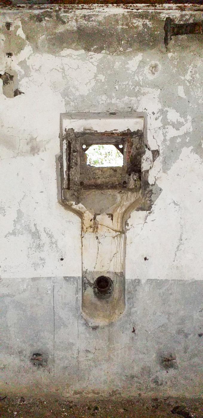 Ligne Maginot - 27BIS/3 - OBERWEIDT - (Casemate d'infanterie - double) - Créneau FM de défense rapprochée de la chambre de tir nord-est - G.Fuchs