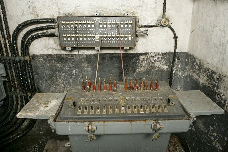 Ligne Maginot - CHARMAIX - (Central téléphonique isolé) - La table opérateur et le panneau mural 32 circuits - ZEIG Marc