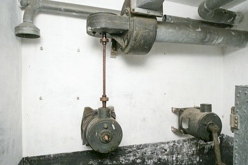 Ligne Maginot - CHARMAIX - (Central téléphonique isolé) - Le système de ventilation manuelle - ZEIG Marc