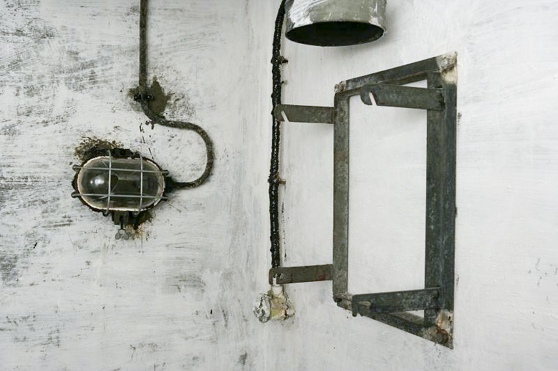 Ligne Maginot - CHARMAIX - (Central téléphonique isolé) - Eclairage 
Un support de lampe à pétrole et une vernie electrique - ZEIG Marc