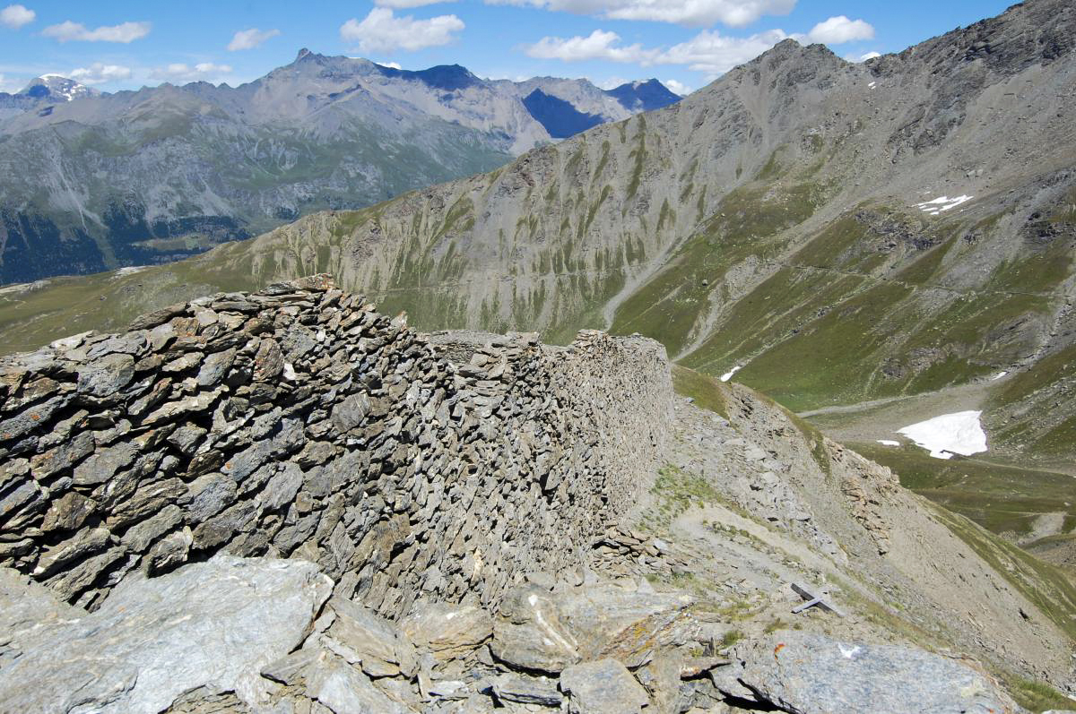 Ligne Maginot - MONT FROID EST - (Blockhaus pour arme infanterie) - Les remparts entre bastion sud et bastion est - Michal Prasil