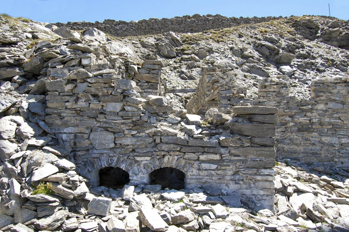 Ligne Maginot - MONT FROID EST - (Blockhaus pour arme infanterie) - L'entrée et latrines, en bas les orifices pour tinettes - Michal Prasil